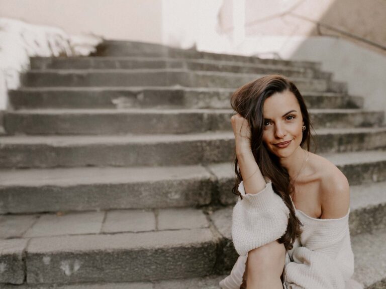 Natalia Wroblewska aus Kralsruhe sitzt auf einer treppe